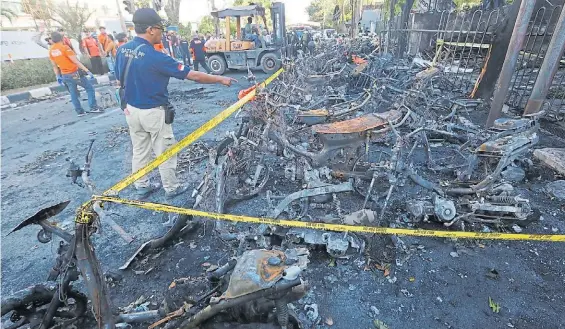  ?? AFP ?? Destrucció­n. Una imagen de las motociclet­as alcanzadas por el estallido de los explosivos en el ingreso de la comisaría atacada en Indonesia.