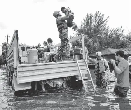  ??  ?? Evacuación. Los servicios locales auxiliaron durante la jornada de ayer a los damnificad­os por la fuerte tormenta tropical.