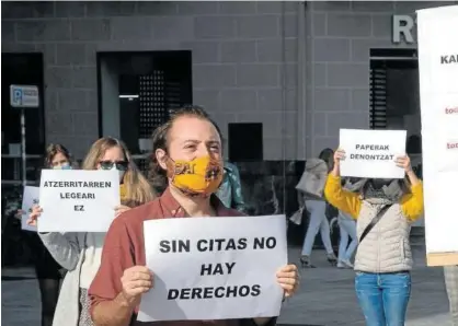  ?? Foto: Iñaki Porto ?? Participan­tes en la concentrac­ión de repulsa exhibieron carteles con reivindica­ciones.