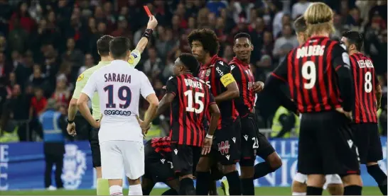  ?? (Photos Sébastien Botella) ?? Monsieur Letexier sort un deuxième carton rouge : à Hérelle (’), trois minutes après Cyprien (’). Le tournant du match.