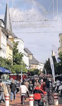  ?? FOTO: THOME ?? Die Fußgängerz­one in der Mittelstra­ße zieht zahlreiche Menschen zum Einkaufen an.