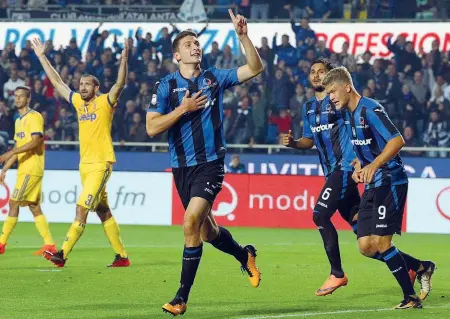  ??  ?? Precedente I gol di Caldara e, a destra, di Cristante nell’ultima sfida dell’Atalanta con la Juve finita 2-2