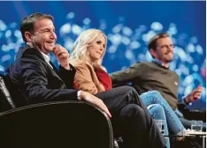  ?? Foto: ProSieben ?? Rewe Chef Einkäufer Hans Jürgen Moog (links) sitzt mit Model Lena Gercke und Mo derator Joko Wintersche­idt in der Jury von „Das Ding des Jahres“.