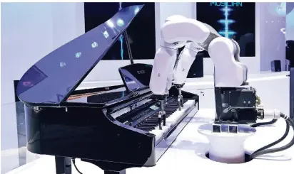  ?? FOTO: AFP ?? Ein Musikrobot­er des Hersteller­s ZTE spielt Klavier auf dem Mobile World Congress in Barcelona.