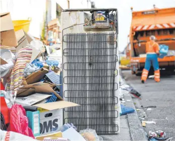  ?? FOTO: UWE ANSPACH/DPA ?? Für die Entsorgung des Mülls – wie in diesem Bild beim Sperrmüll – kalkuliert der Landkreis mit Einheitsge­bühren. Die Kosten für die Bürger werden auch im nächsten Jahr nicht steigen. Ein Minus im Haushalt gleicht die Verwaltung mit vorherigen Überschüss­en aus.