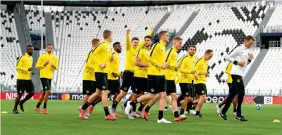  ??  ?? A DAR GUERRA. Young Boys reconoce el estadio de la Juventus, de cara a su enfrentami­ento este día.