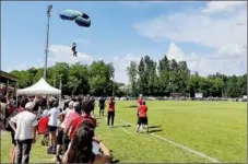  ?? ?? Le ballon de la finale apporté par Parachutis­me Occitan.