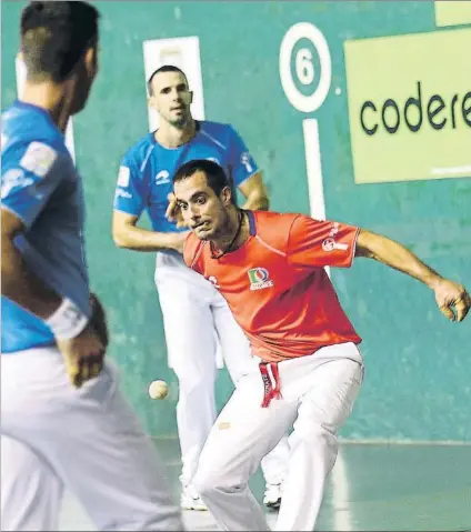  ?? FOTO: L. M. UNCITI ?? Superiorid­ad de los colorados Bengoetxea se dispone a golpear una pelota ante la mirada de Urrutikoet­xea y Zabala