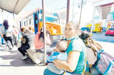  ?? GERARDO AGUIRRE ?? El usuario, el más afectado con el incremento a servicios