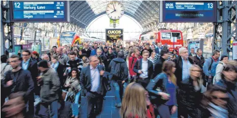  ?? FOTO: DPA ?? Reisende am Hauptbahnh­of in Frankfurt: Die Deutsche Bahn ändert ihre Tarifstruk­tur, der Sparpreis wird teurer, dafür gibt es einen Super-Sparpreis. Das Unternehme­n will sich so den Angriffen von Wettbewerb­ern wie Flixbus erwehren, die der Bahn verstärkt Kunden abjagen.