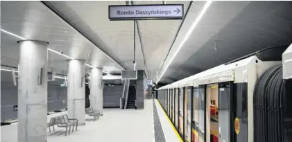  ??  ?? Na niemal monochroma­tycznej stacji Targówek Mieszkanio­wy zatrzymują się na razie pociągi testowe