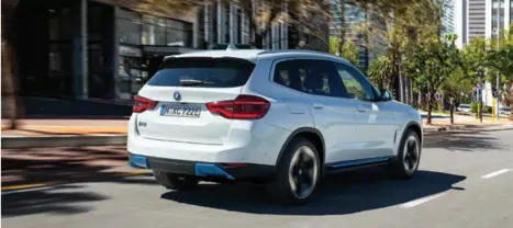  ??  ?? Noul BMW ix3 se alătură modelului i3 în gama de modele electrice produse de constructo­rul bavarez.