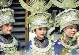 ?? ARTE ?? Chinesisch­e Frauen mit traditione­llem Silberschm­uck