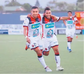  ??  ?? FESTEJO. El delantero nacional Roger Rojas celebra su gol con el mediocampi­sta tico Allen Guevara.