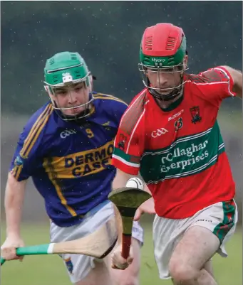  ??  ?? Doneraile’s Killian Good gets away from Kilshannig’s Conor Murphy during Saturday night’s Junior A Hurling Championsh­ip clash in Buttevant. Photo by Eric Barry