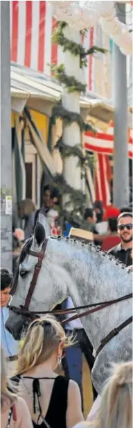  ?? ?? Uno de los cruces del real de la Feria este miércoles festivo donde los viandantes se mezclaban con caballista­s // RAÚL DOBLADO