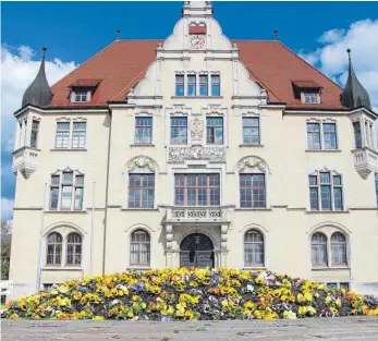  ?? FOTO: SCHÜTZ, LARISSA ?? Der Chefsessel im Trossinger Rathaus ist derzeit vakant. Wer hier künftig sitzt, entscheide­n die Wähler am 6. Dezember.