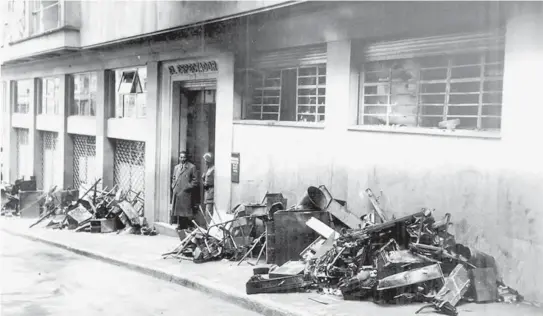  ?? / Archivo El Espectador ?? El incendio de 1952 fue de tal gravedad, que destruyó el archivo y el diario dejó de circular por 10 días.