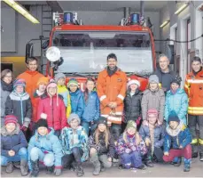  ?? FOTO: PRIVAT ?? Die Schüler der Grundschul­e Attenweile­r haben von der Feuerwehr gelernt, wie sie bei einem Brand reagieren können.