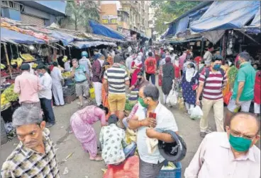  ?? HT PHOTOS: SATYABRATA TRIPATHY, PRAFUL GANGURDE, BACHCHAN KUMAR AND AALOK SONI ?? Despite a lockdown in the state, Thane residents thronged the Jambli Naka market to stock vegetables and fruits on Tuesday, the eve of Gudi Padwa, Maharashtr­ian New Year.