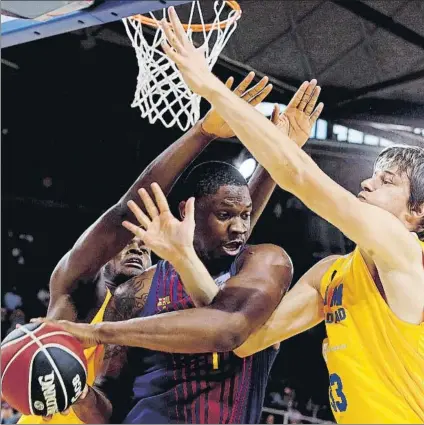  ?? FOTO: EFE ?? Kevin Seraphin, pívot del Barça, lucha por un rebote ante Marko Lukovic y y Kevin Tumba, del UCAM Murcia