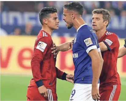  ?? FOTO: IMAGO ?? Bayerns Torschütze James Rodriguez (l.) bekommt den Zorn von Franco Di Santo (Schalke) zu spüren. Thomas Müller versucht zu schlichten.