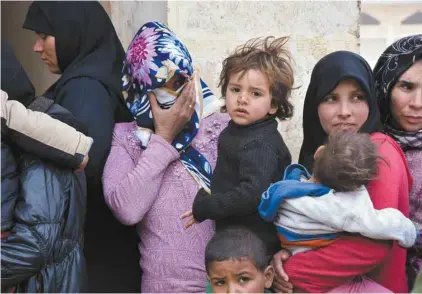  ?? GEORGE OURFALIAN AGENCE FRANCE-PRESSE ?? Des femmes syriennes font la file pour recevoir des soins médicaux dans un hôpital en périphérie de la ville d’Alep, en Syrie.