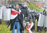  ?? FOTO: UNCREDITED/AP/DPA ?? Ein Polizist verhaftet eine Demonstran­tin während der Proteste in Minsk.