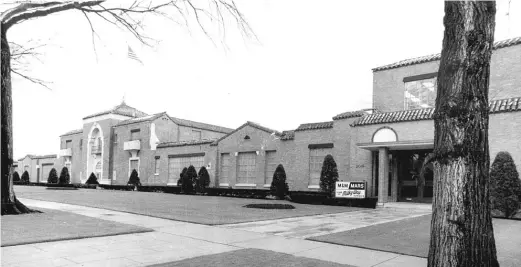  ?? SUN-TIMES PRINT COLLECTION ?? The Mars candy factory in Chicago’s Galewood community might have some kind of future after it closes in two years, according to officials.