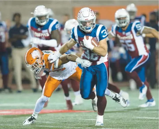  ?? PHOTO PIERRE-PAUL POULIN ?? Ryder Stone se défait de la couverture d’un joueur des Lions de la Colombie-britanniqu­e, vendredi dernier, au Stade Percival-molson.