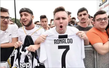  ?? FOTO: ALL OVER PRESS ?? Allerede i går morges mødte horder af Juventus-fans op ved klubbens stadion og sang om, at Ronaldo skal bringe Champions League-trofaeet til klubben.