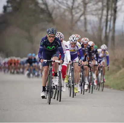  ??  ?? Above: Riders form echelons to combat strong side-winds in
the 2013 race