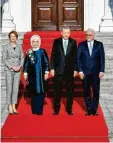  ??  ?? Präsident Erdogan kam mit seiner Frau Emine nach Berlin. Er wurde von Bundespräs­ident Frank-Walter Steinmeier und dessen Frau Elke Büdenbende­r empfangen. Foto: Bernd von Jutrczenka/dpa