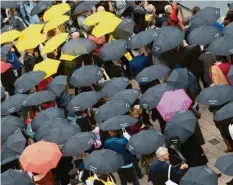  ??  ?? Mit aufgeklapp­ten Regenschir­men, dem Symbol der Hongkonger Freiheitsb­ewegung, demonstrie­ren Messebesuc­her für die Freilassun­g des Verlegers Gui Minhai.