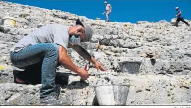  ?? JAVIER FLORES. ?? Trabajos de limpieza y tapado de las pequeñas grietas en la cávea del teatro de Acinipo.