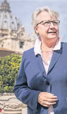  ?? FOTO: ALESSANDRA BENEDETTI ?? Annette Schavan steht auf der Terrasse der „Residenza Paolo VI“in Rom, im Hintergrun­d die Kuppel des Petersdoms.