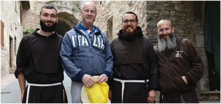  ??  ?? Fr Pat, Fr John and Fr Ronan with the Mayor Pio Smith in Assisi