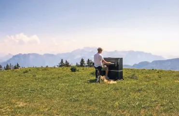  ?? FOTO: S. WILDÖER ?? Straßenmus­iker Sven Wildöer spielt an ungewöhnli­chen Orten und jetzt in der Kulturkirc­he Kaiserswer­th.