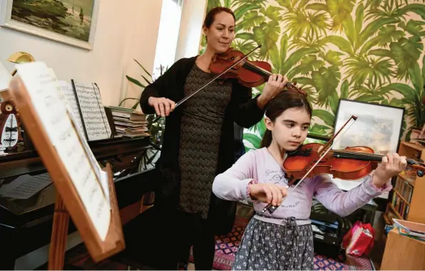  ?? Foto: Silvio Wyszengrad ?? Ihre Schüler kann Geigenlehr­erin Kristina Dumont in den nächsten Wochen nicht mehr unterricht­en. Mit ihrer Tochter Marlen darf sie weiterhin musizieren.