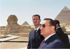  ?? (AFP/Getty) ?? Syrian president Bashar al-Assad (left) visiting the pyramids in Giza with his Egyptian counterpar­t Hosni Mubarak, in 2002