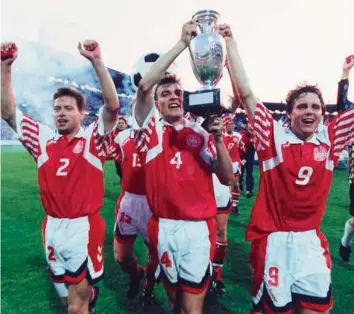  ?? ?? Historiens største øjeblik for dansk landsholds­fodbold. EM-triumfen i 1992, hvor anfører Lars Olsen løfter pokalen.