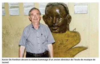  ??  ?? Xavier De Panthon devant la statue hommage d’un ancien directeur de l’école de musique de Jacmel.