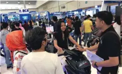  ?? BCA FOR JAWA POS ?? GALI INFORMASI: Pengunjung berkonsult­asi soal pembiayaan dan leasing kendaraan bermotor dalam ajang BCA Expoversar­y 2018 (foto kanan). Selama tiga hari pelaksanaa­n, KPR BCA mencatat lebih dari 700 pengajuan aplikasi dengan nilai transaksi Rp 1,7 triliun.