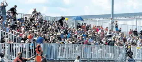  ?? ED TELENKO/PHOTO COURTESY NIAGARA REGIONAL MINOR FOOTBALL ASSOCIATIO­N ?? Sunny skies and season-ending action in six championsh­ip finals added up to super attendance at the Niagara Regional Minor Football Associatio­n's Super Sunday at Kiwanis Field in St. Catharines.