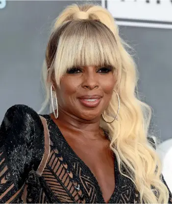  ?? ?? Mary J. Blige received the Icon Award for being an influentia­l music maker