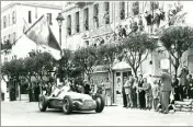  ??  ?? Juan Manuel Fangio et son Alfa Roméo  en .
