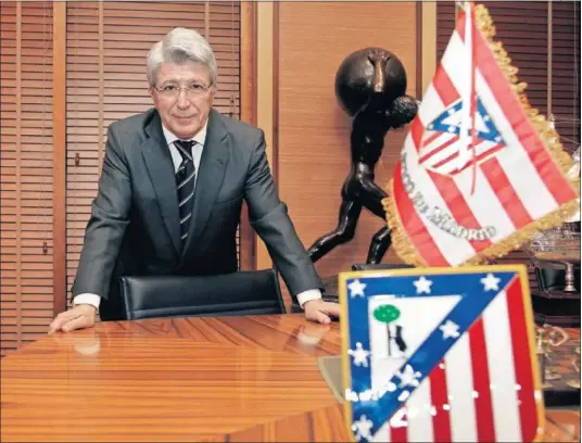  ??  ?? MIRANDO EL FUTURO. Enrique Cerezo, en una entrevista para AS, en su despacho del Vicente Calderón, en febrero de 2016.