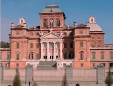  ??  ?? MERAVIGLIE Tre residenze sabaude lungo il Gran Piemonte. Dall’alto: il Castello di Racconigi; la Venaria Reale (qui la partenza del Giro 2011); la Palazzina di caccia di Stupinigi, dove ci sarà l’arrivo LAPRESSE/BETTINI