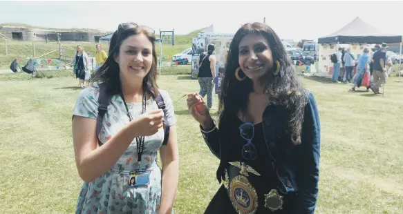  ?? ?? Reporter Fiona Callingham with the UK Chilli Queen Shahina Waseem at the Portsmouth Chilli and Gin Festival in Fort Purbrook on Sunday