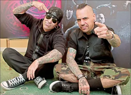  ??  ?? El baterista Álex González y el vocalista argentino Andrés Giménez, en la conferenci­a donde hicieron pública su aportación a los damnificad­os de los sismos en México ■ Foto Ap